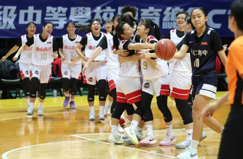 ▲南山高中贏球，球員們開心擁抱。（圖／高中體總提供）