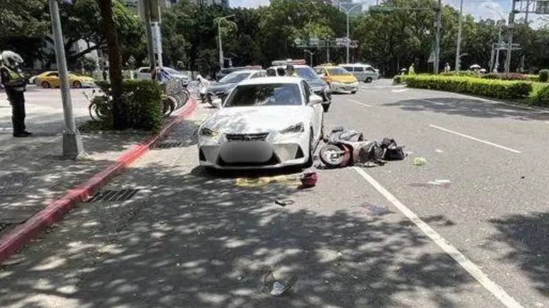    ▲檢警調查，死者遇害前因行車空間狹窄，先撞到違停汽車才會倒地被聯結車輾過去，因此對4名停紅線的駕駛起訴過失致死罪。（圖／警方提供）  