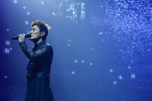 ▲張信哲的粵語歌「下雪邊界」作詞人孫維君發現「銀河網路電台」將作詞人誤植為李焯雄。（圖／翻攝張信哲臉書）