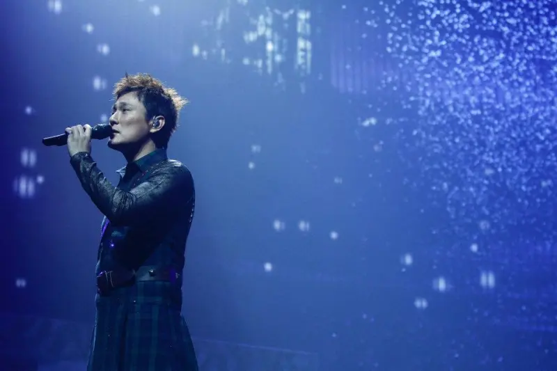    ▲張信哲的粵語歌「下雪邊界」作詞人孫維君發現「銀河網路電台」將作詞人誤植為李焯雄。（圖／翻攝張信哲臉書）  