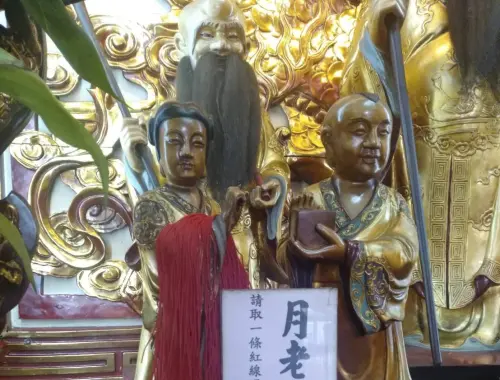 ▲拜月老求取紅線時，記得不能重複求紅線：多拿紅線表示有多條感情線，容易引起感情問題。（圖／松山霞海城隍廟臉書）