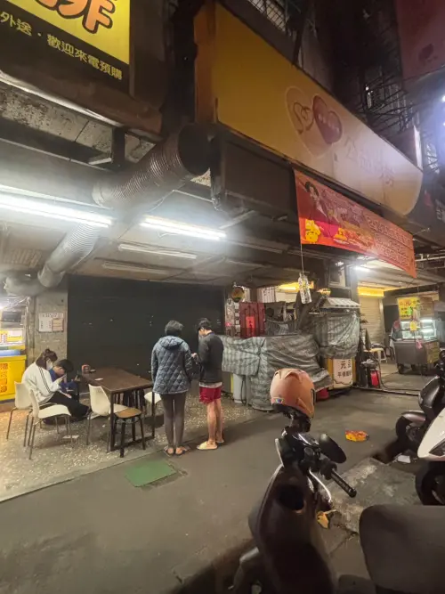 ▲開出威力彩頭獎的彩券行就是這間「福泰彩券行」，記者深夜委託板橋區友人現場直擊，門口甚至還有慶祝開出頭獎放鞭炮的殘骸。（圖/讀者授權提供）