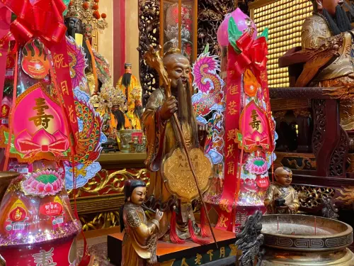 ▲初二是拜月老的好日子。但根據命理專家表示祭拜月老時，過程中有許多流程、禁忌與供品選擇需要注意。（圖／松山霞海城隍廟）