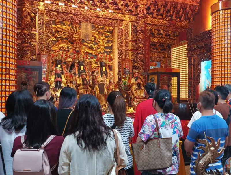 ▲2026初二拜月老懶人包！大年初二除了回娘家，也是拜月老的吉日。《NOWNEWS》整理初二拜月老流程、初二拜月老吉時、初二拜月老禁忌、初二拜月老供品、初二拜月老紅線怎麼求以及全台月老廟推薦。（圖／松山霞海城隍廟）