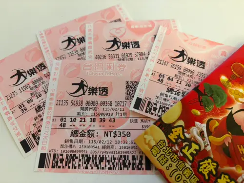 ▲同間彩券行開出7注大紅包，就是有內行彩迷購買「7連碰」或者「8連碰」幸運中獎。（圖為大樂透7連碰彩券/記者張嘉哲攝）