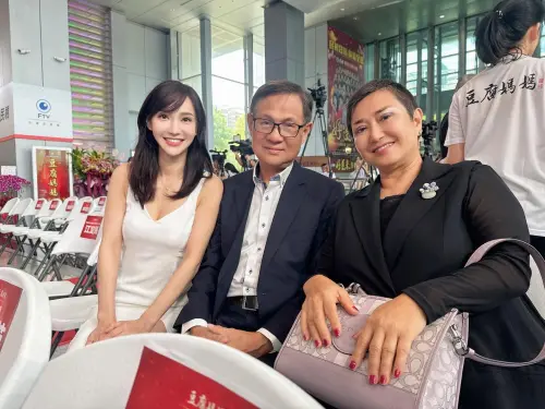 ▲徐千京去年參加《豆腐媽媽》開鏡記者會時，爸媽也有到場支持。（圖／徐千京臉書）