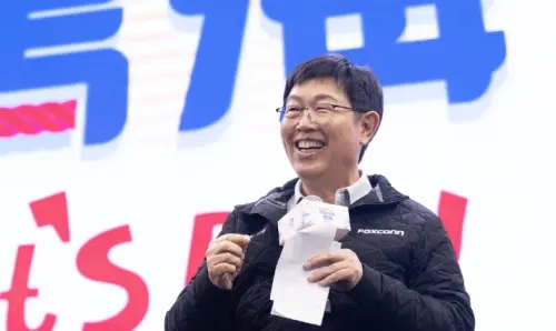 ▲全球代工龍頭鴻海12日在台北大巨蛋舉行「尾牙運動嘉年華」，董事長劉揚偉喊出：「今年營收一定要突破9兆！」（圖/鴻海提供）