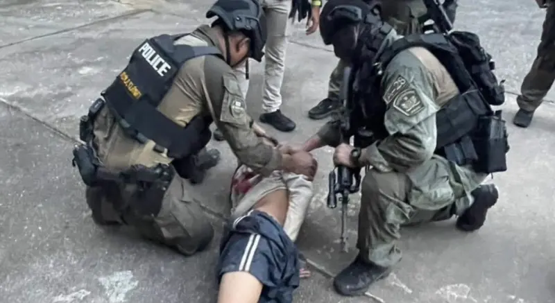 ▲17歲槍手在泰國南方學校開火，一名54歲女校長辛薩莫頌為保護學生挺身而出，最終中彈不治，消息傳出震撼社會。（圖／美聯社／達志影像）