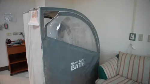 ▲板橋榮家引進「奈米洗澡機」，長輩不須脫衣就可洗個熱呼呼的澡。（圖／記者王郁勳攝）