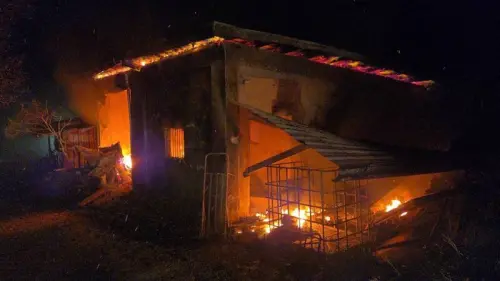 赤科山暗夜惡火！一甲子木造屋焚毀　屋主掩面哭喊：什麼都沒了
