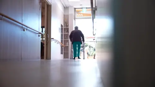 ▲長輩跌倒與擅自離開是長照機構照服員最大壓力，透過科技照護設備可及時預防或即時處理。（圖／記者王郁勳攝）