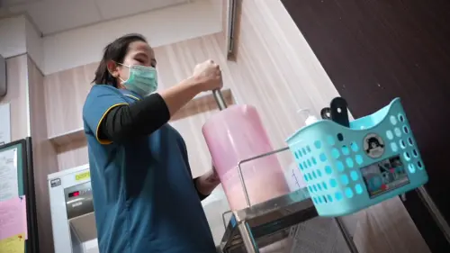 ▲目前機構仍仰賴人力沖泡牛奶，容易失準且工作負荷大。（圖／記者王郁勳攝）