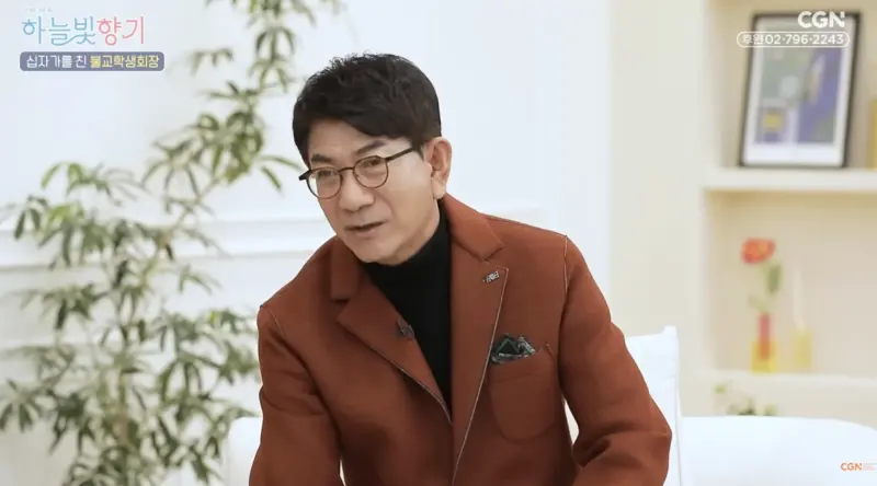 ▲韓國資深主播崔宣奎（如圖）在節目上分享，女兒小時候3歲時曾遇車禍，原本已經在醫院蓋上白布了，他不放棄地從女兒口中挖出一塊血塊，後來她奇蹟復活，現在已經結婚生子了。（圖／翻攝自CGN@YouTUbe）