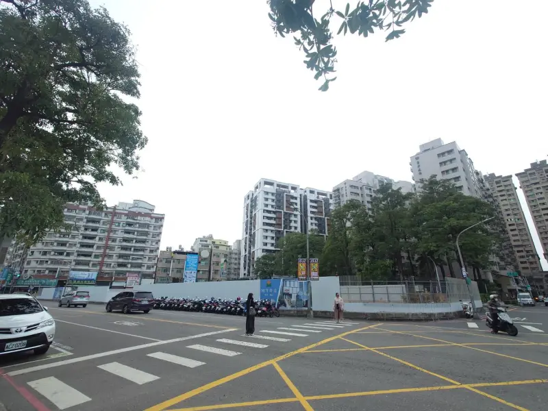 ▲統一超商投資超過9億元在高雄榮總生活圈打造地下二層、地上六層的複合式建築「悠活生活館」。（圖／信義房屋提供）