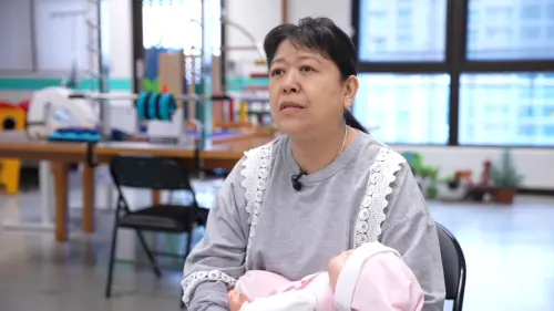 ▲32年照護失智長者經驗的護理師徐靜萍，受邀加入研究團隊，規劃20種聊天主題。（圖／記者王郁勳攝）