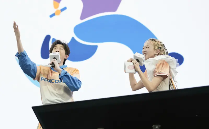 ▲Lulu（右）和老公陳漢典（左）擔任鴻海尾牙主持人，親眼見證開出10包1千萬元紅包，她會後興奮地在IG發布實況影片，並表示看到傻眼，真的沒看過有人這樣超獎。（圖／天地合娛樂提供）