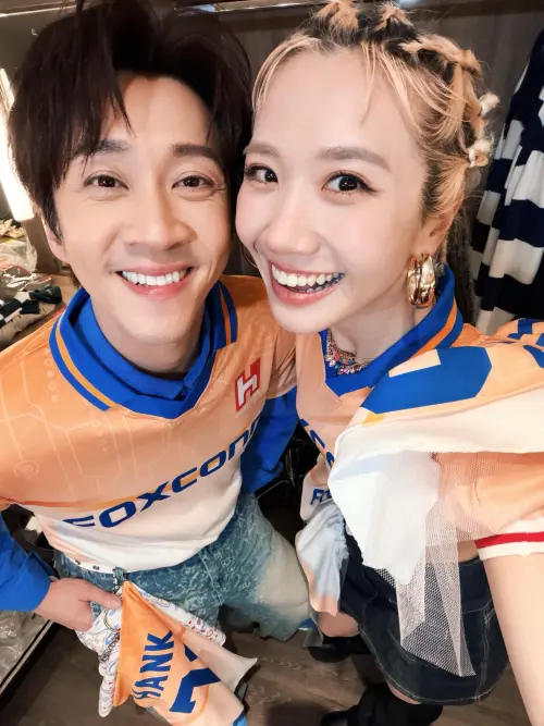 ▲陳漢典（左）與Lulu（右）主持鴻海尾牙，互動有愛又爆笑。（圖／翻攝自Lulu黃路梓茵臉書）