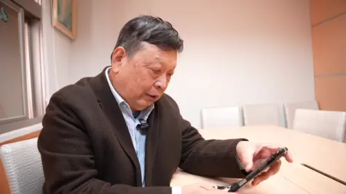 ▲北科大機械系系友會理事長陳忠矩退休後熱愛AI生成，為老友圓重機夢。（圖／記者王郁勳攝）