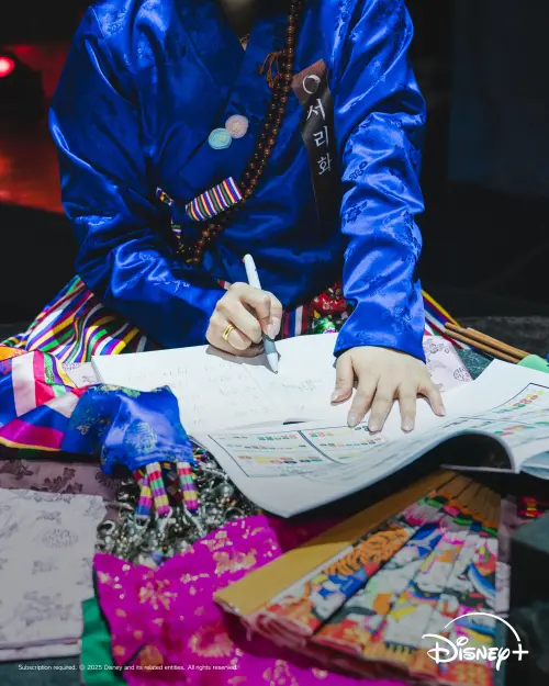 ▲透過塔羅牌、請神連線、搖鈴、排易經八字、羽扇、占卜棒，甚至是現代的筆電來算命。（圖／Disney+）