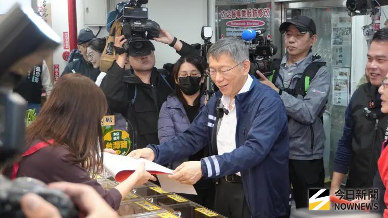    ▲民眾黨前主席柯文哲到北市安東市場掃街、發送春聯。（圖／記者呂炯昌攝）  