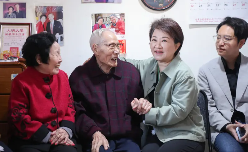 ▲盧秀燕在年節前探訪百歲人瑞馬爺爺夫婦。（圖／台中市政府提供，2026.02.13）