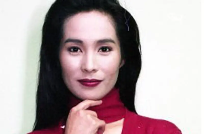 ▲高金素梅（如圖）過往情史曝光，她曾被楊繡惠爆料坐在鄭進一大腿上，還和「最帥展昭」港星何家勁有過60歲未嫁娶就互許終身的約定。（圖／翻攝自典藏台灣）