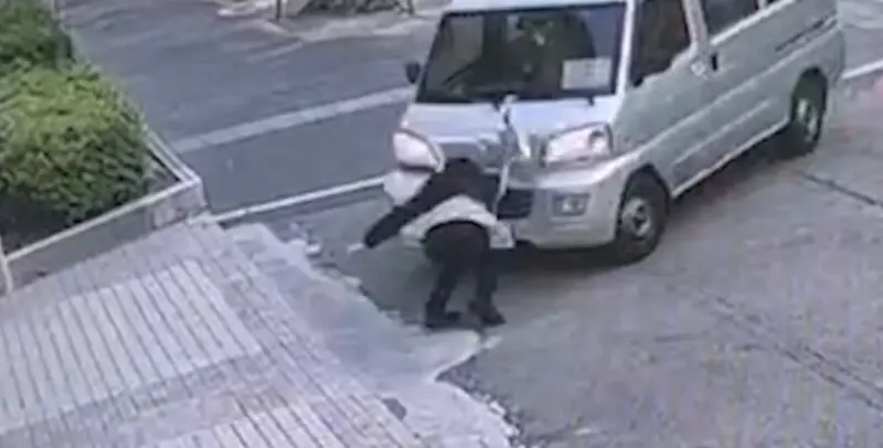 ▲台中市府委外廠商員工駕車疑似失控打滑，直撞台中科大職員，所幸送醫後無生命危險。（圖／翻攝畫面）