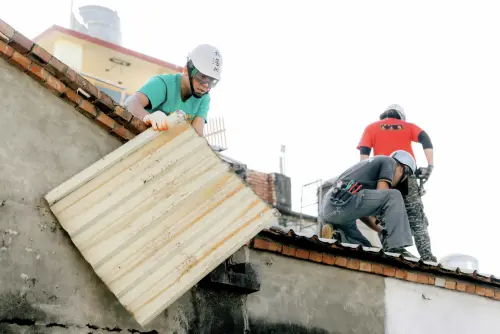 ▲姚元浩（左）在《嗨！營業中》最新一集站上屋頂協助拆除紅瓦。（圖／好看娛樂提供）