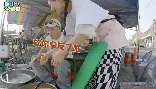 ▲余祥銓（左）頻頻出包，被鬼鬼（右）糾正。（圖／好看娛樂提供）