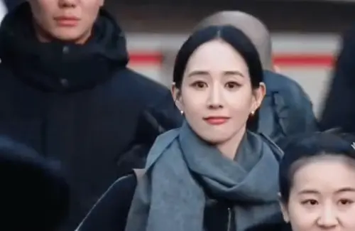 ▲張鈞甯首次登上央視春晚參與女子合唱，43歲絕美狀態掀熱議。（圖／翻攝自微博）