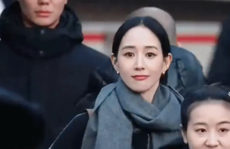 ▲張鈞甯首次登上央視春晚參與女子合唱，彩排激動落淚。43歲絕美狀態掀熱議，其長年跑步與「962早餐法」養生習慣，是她的凍齡祕訣。（圖／翻攝自微博）