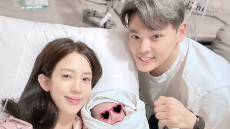 ▲37歲藝人愛雅（張宇慧；左）今（13）日宣布平安誕下兒子「跳跳」，聊起看到寶寶的第一瞬間她內心跟天上的媽媽喊話，「媽，進去出來後，我也是媽媽了」，愛雅止不住情緒痛哭，「雖然過程充滿未知，也曾期待自然產，最後因身體因素選擇剖腹產迎接寶寶。」（圖／愛雅辣呦提供）