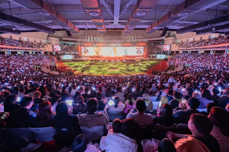 ▲鴻海12日包下台北大巨蛋舉行「2026全鴻海運動嘉年華」，創辦人郭台銘豪擲3億元加碼，其中最受矚目的為10個「1000萬元」創辦人特別獎，沒想到竟有4人因不在場而痛失獎金。（圖／翻攝自臉書粉專「鴻海科技集團Hon Hai Technology Group」）