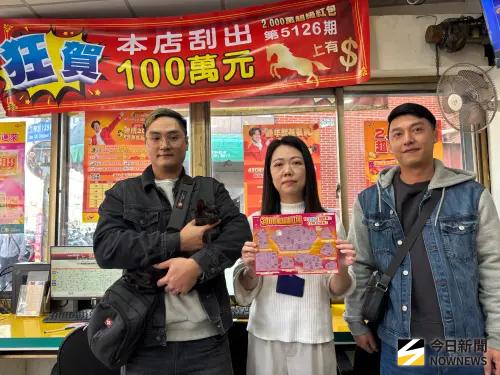 ▲陳先生上午抱著黑貓與弟弟一起現身彩券行，彩券行放鞭炮慶賀。（圖／記者金武鳳攝，2026.2.13)
