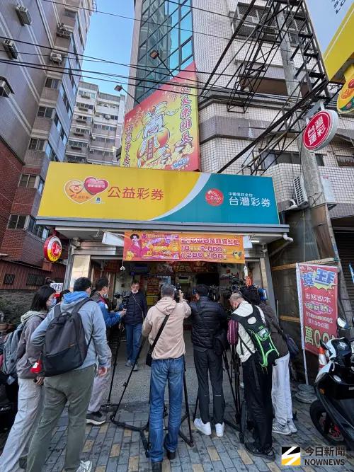 ▲台中市南區工學路得鴻福彩券行，12日刮出2000萬超級紅包的100萬元大獎，吸引大批媒體採訪。（圖／記者金武鳳攝，2026.2.13)