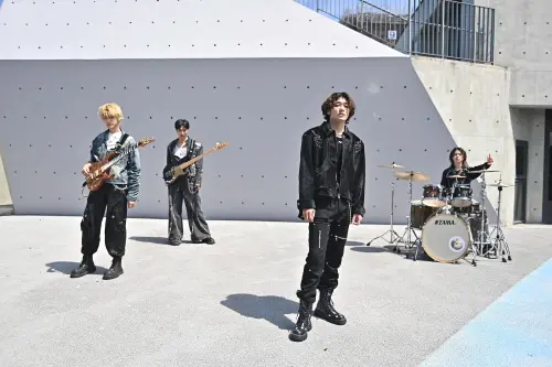 ▲帕拉斯樂團在大太陽下拍MV，成果很帥氣，但他們拍到曬傷脫皮。（圖／迷音樂提供）