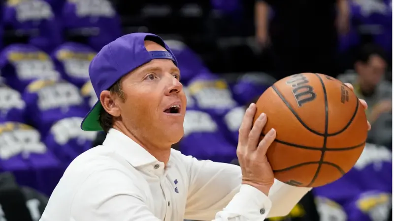 ▲盟指控爵士隊在近期比賽中，刻意在第四節雪藏核心球員以試圖影響比賽結果，引發爵士老闆史密斯（Ryan Smith）強烈不滿，隨即在社群平台X上公開回擊聯盟。（圖／美聯社／達志影像）