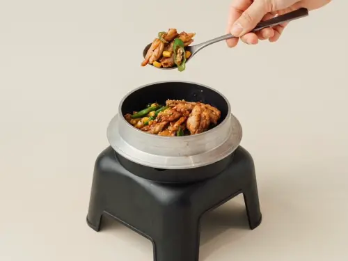 ▲「特級廚師雞松板拌飯」選用雞隻最稀有的松板部位，主廚利用高溫鎖住油脂香氣，拌入特製醬汁後，鹹香中帶有自然的甜感。（圖／翻攝畫面）