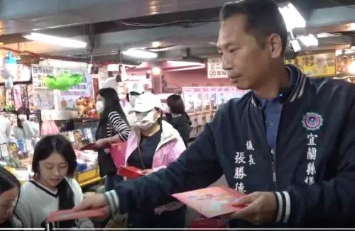 ▲宜蘭縣議長張勝德發紅包袋向民眾拜年。（圖／NOWNEWS攝影中心）