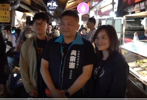 ▲立委吳宗憲拚初選出線！夜市拜年跟民眾合照。（圖／NOWNEWS攝影中心）