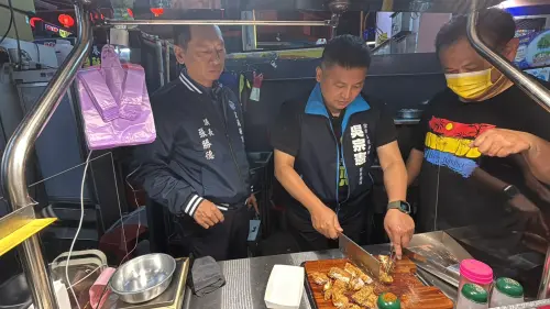 ▲吳宗憲、張勝德聆聽老闆講解切雞排技巧。（圖／NOWNEWS攝影中心）