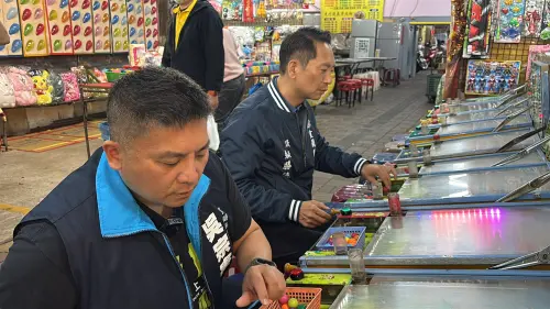 ▲吳宗憲與張勝德玩起夜市遊戲打彈珠。（圖／NOWNEWS攝影中心）