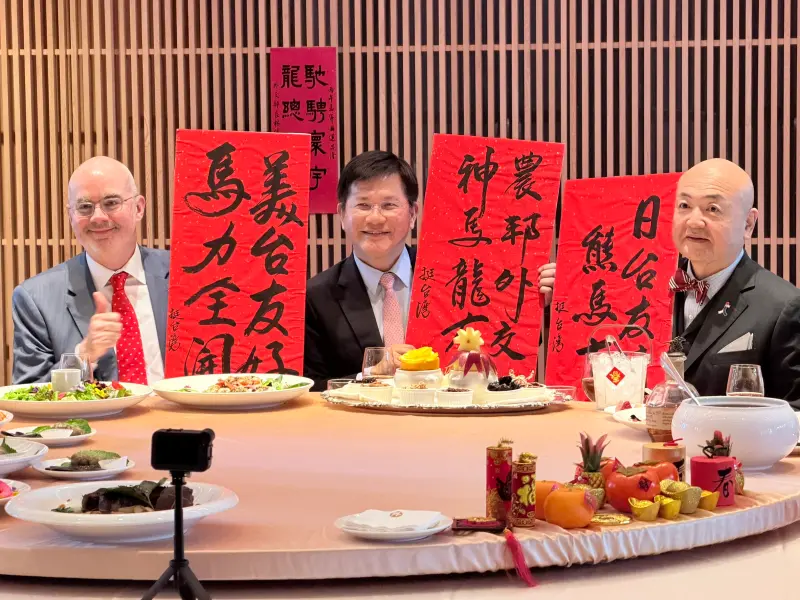 ▲外交部長林佳龍過年前和AIT處長谷立言、日本駐台代表片山和之齊聚享用由農業部農業青年大使準備的豐盛年菜。（圖／外交部提供）