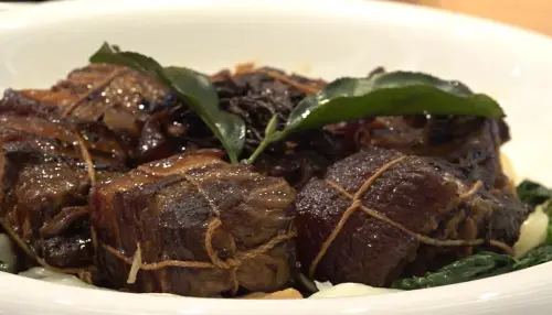 ▲外交部年菜包括主菜東坡肉。（圖／外交部提供）