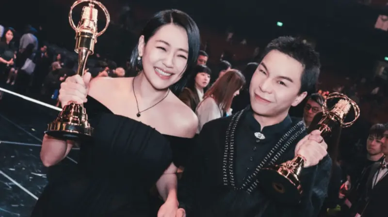 ▲藝人小S（徐熙娣；左）今（13）日宣告《小姐不熙娣》主持，製作人B2（陳彥銘）鬆口2人電話內幕，深怕對方反悔復工，（圖／東森綜合台提供）