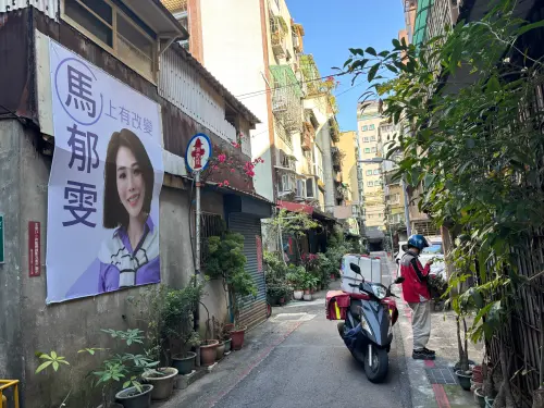 ▲馬郁雯掛布條，但上面無法寫太多資訊，連民進黨徽也不能出現。（圖／陳韻年攝）