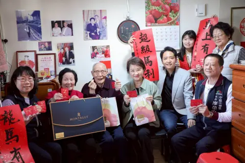 盧秀燕探百歲爺奶送年菜　溫暖守護如家人
