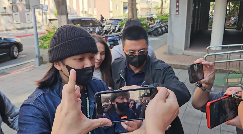 ▲高金素梅刻意不走北檢正門,繞道側門進入仍被記者堵到。(圖/記者劉松霖攝)