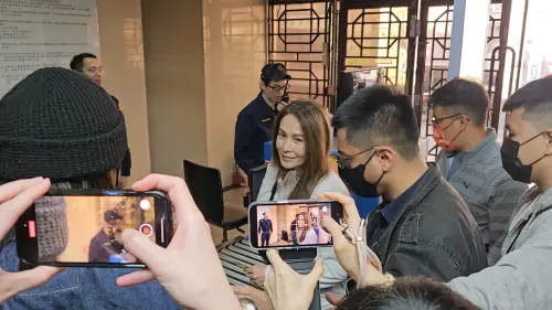 ▲高金素梅2月11日因身體不適癱軟離開地檢署，今日二度應訊時露出微笑，神色較為自在。（圖／記者劉松霖攝）