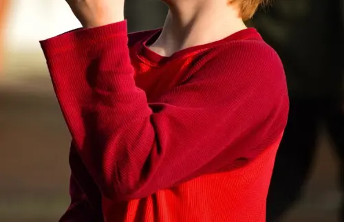 ▲民眾通常認為過年就是要穿紅色，代表喜氣洋洋帶好運，但赤馬年講求「宜潤不宜燥」，紅色剛好屬火，過旺會帶來火氣與火爆。（圖／取自pixabay）